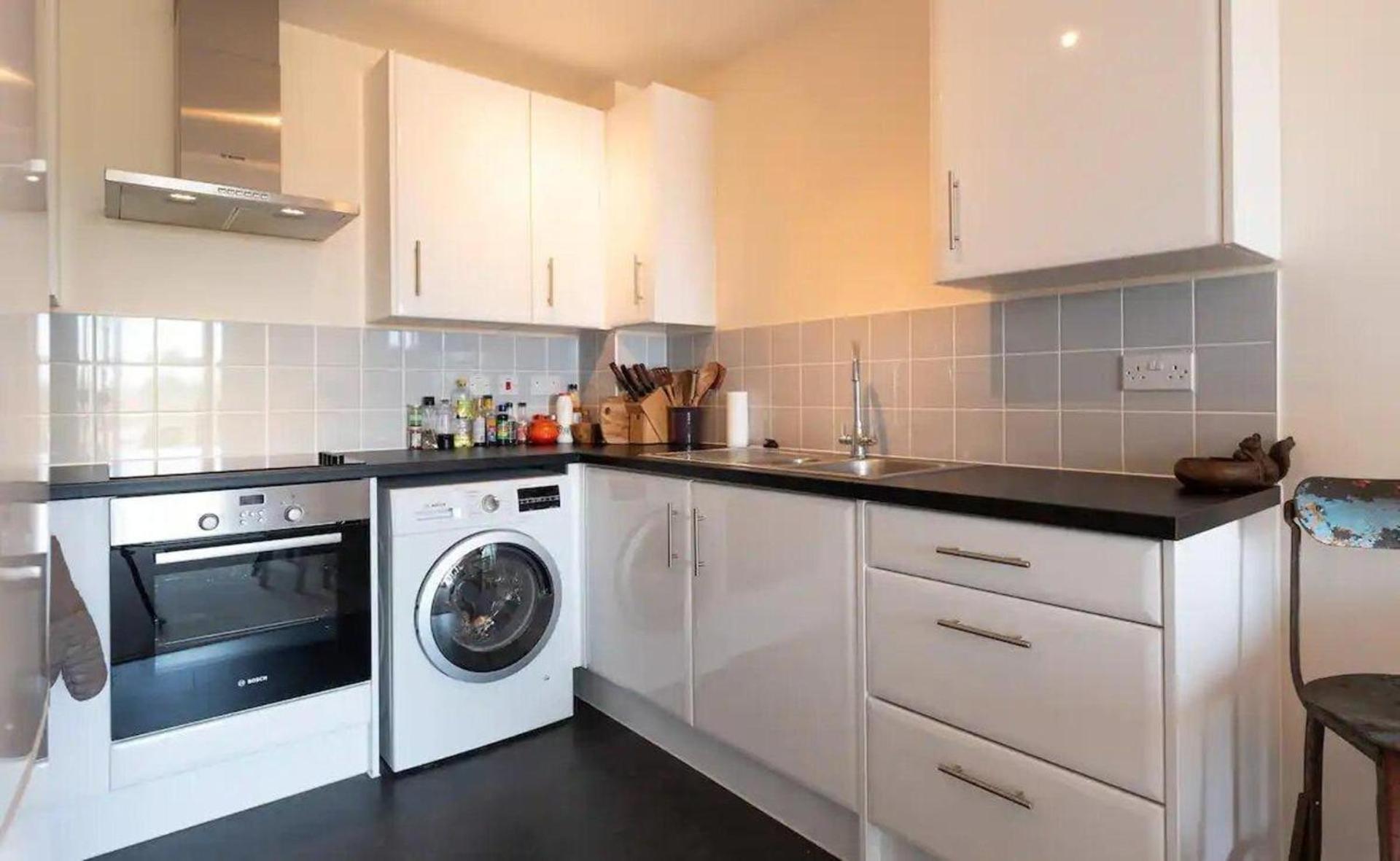 Cosy With 2 Bedrooms Apartment *